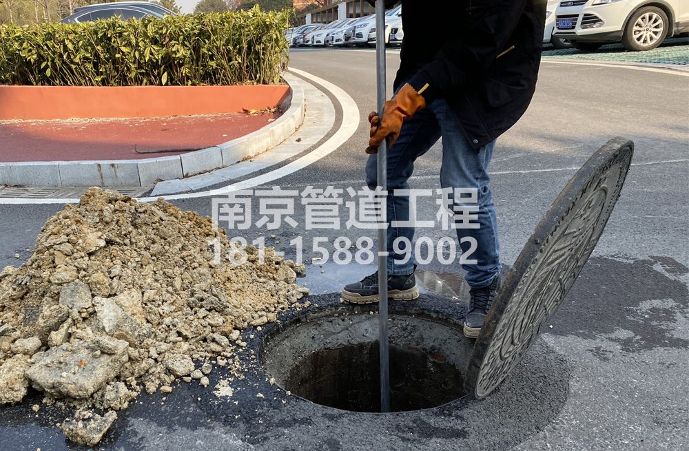 306中央门管道油块清理